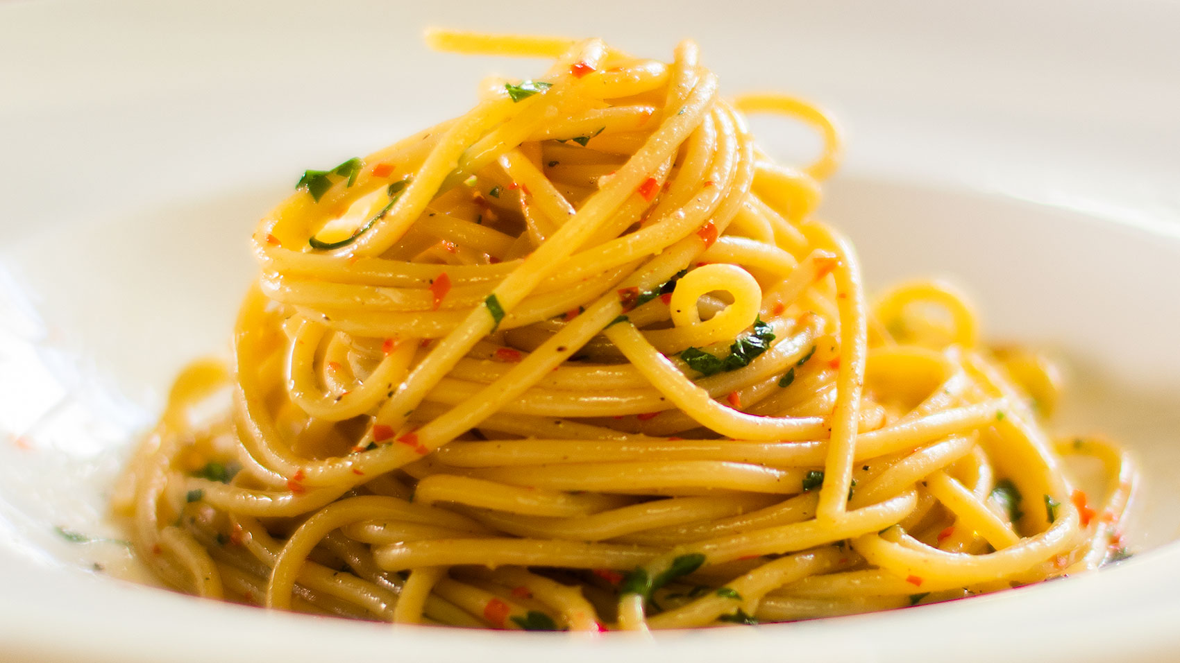 15 minute Spaghetti aglio e olio - Easy Meals with Video 